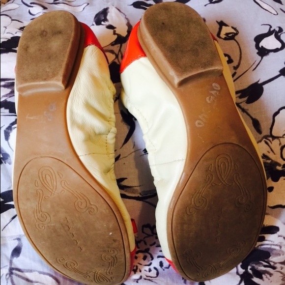 Tahari Two-tone Scrunched Ballet Flats with a Bow - Picture 3 of 8